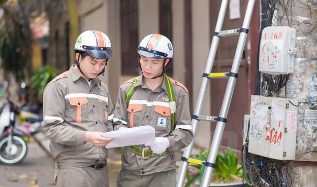 tiến hành lắp đặt mạng FPT cho khách hàng tại nhà